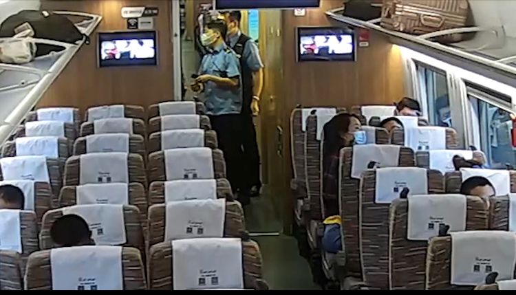 列车|进京高铁报警响起列车降速！吸烟男子：禁烟标识没看见