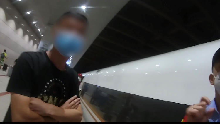 列车|进京高铁报警响起列车降速！吸烟男子：禁烟标识没看见