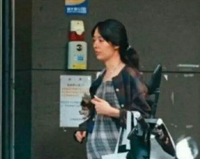 郭碧婷|郭碧婷素颜穿“遮肚衫”，皮肤枯黄像个路人，向佐是怎么忍的？