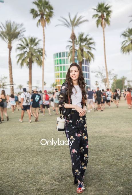 郭碧婷|郭碧婷素颜穿“遮肚衫”，皮肤枯黄像个路人，向佐是怎么忍的？