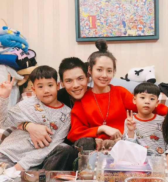 郭碧婷|郭碧婷素颜穿“遮肚衫”，皮肤枯黄像个路人，向佐是怎么忍的？