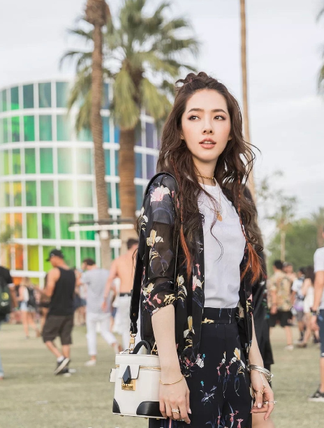 郭碧婷|郭碧婷素颜穿“遮肚衫”，皮肤枯黄像个路人，向佐是怎么忍的？