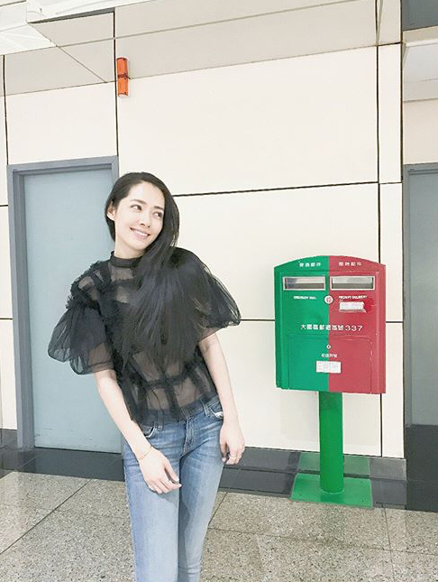 郭碧婷|郭碧婷素颜穿“遮肚衫”，皮肤枯黄像个路人，向佐是怎么忍的？