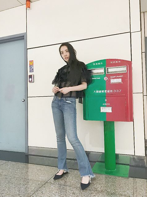 郭碧婷|郭碧婷素颜穿“遮肚衫”，皮肤枯黄像个路人，向佐是怎么忍的？