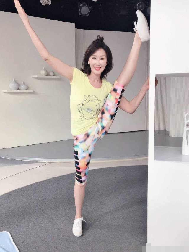 新白娘子传奇碧莲近照曝光62岁的夏光莉能一字马倒立身材好
