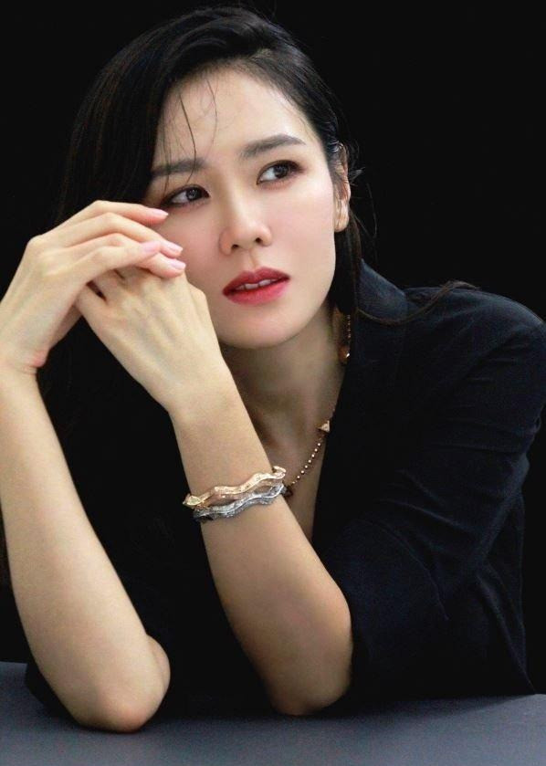 孙艺珍浓妆红唇是风情万种美人