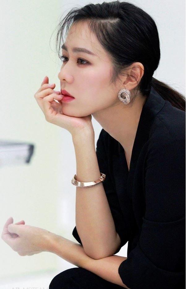 孙艺珍浓妆红唇是风情万种美人