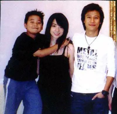 解晓东|解晓东：九十年代当红歌手，转型失败隐退后，这些年消失去哪儿了？