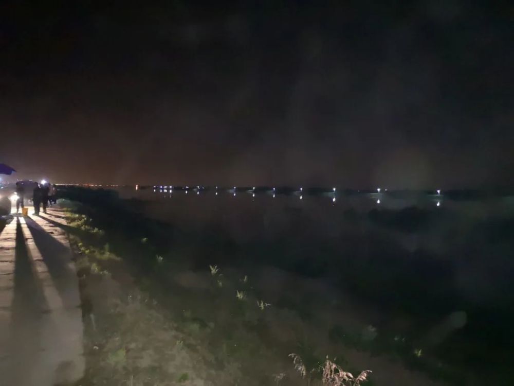 黑夜里百棚千灯散作满河星