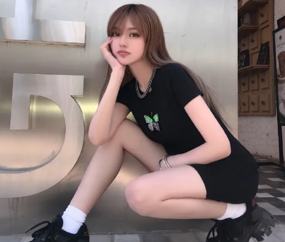 周扬青|网友偶遇周扬青与其合照，却暴露她整容后遗症，锥子脸极不自然