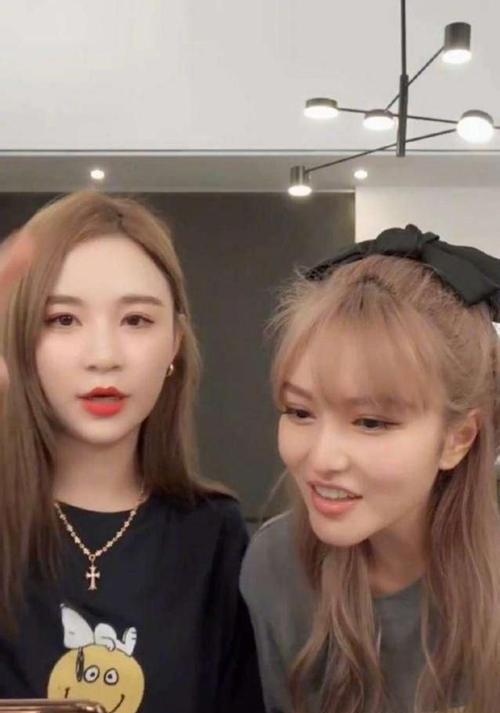 周扬青|网友偶遇周扬青与其合照，却暴露她整容后遗症，锥子脸极不自然