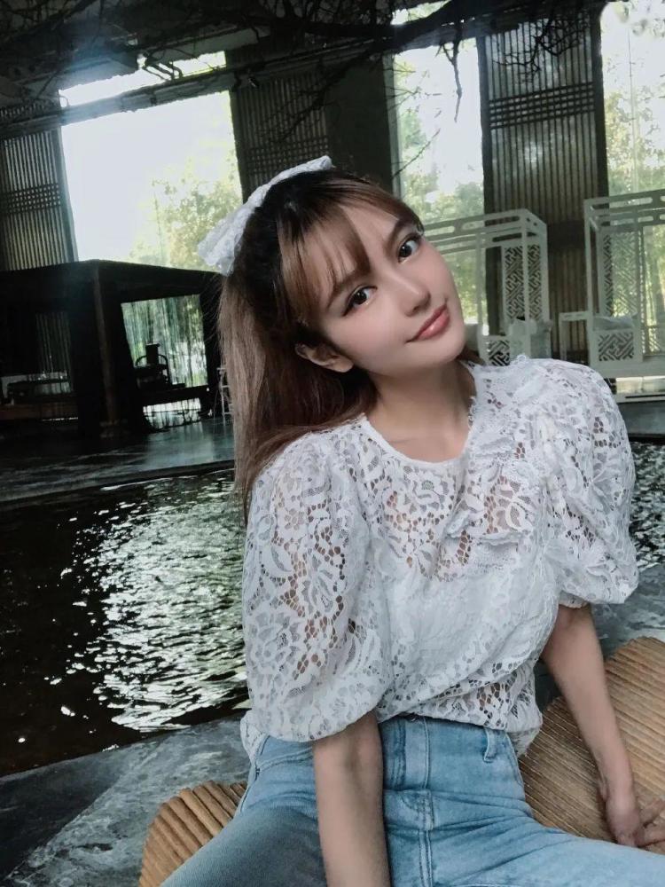 周扬青|网友偶遇周扬青与其合照，却暴露她整容后遗症，锥子脸极不自然