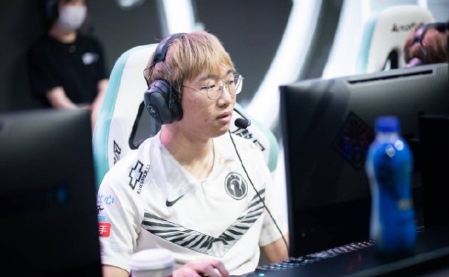 LOL：王思聪在朋友圈嘲讽卡萨？公开点名但却用这三个字总结！