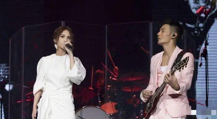 杨丞琳|杨丞琳为李荣浩庆生，结婚一年惨遭分居，5个帅气前男友终成历史