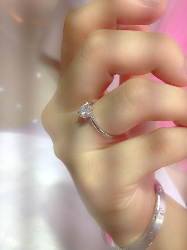 灵签占卜:哪只戴戒指的手跟你最像?测你赢不过怎样的小三!|塔罗占卜|