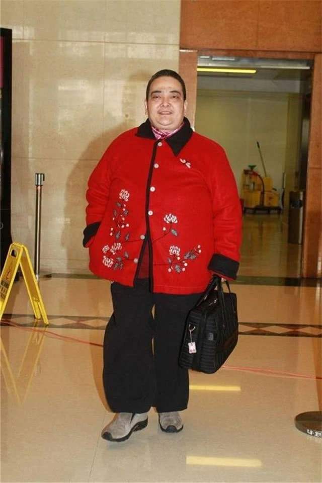贵为何鸿燊的嫡女何超雄却一副男人相让人浮想联翩