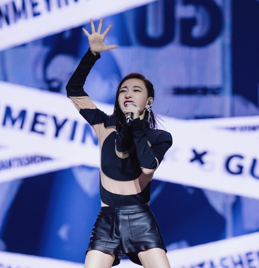 王丽坤|压抑的王丽坤彻底放飞有多可怕，舞台凳子直接遭踹飞