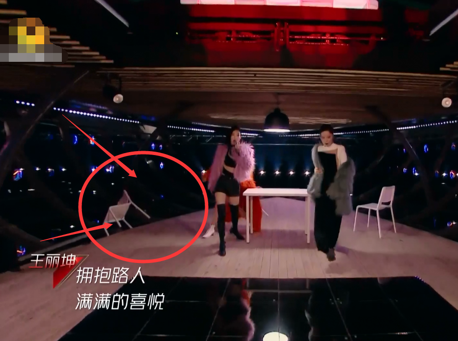 王丽坤|压抑的王丽坤彻底放飞有多可怕，舞台凳子直接遭踹飞