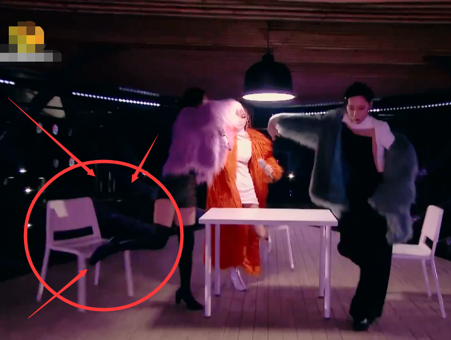 王丽坤|压抑的王丽坤彻底放飞有多可怕，舞台凳子直接遭踹飞