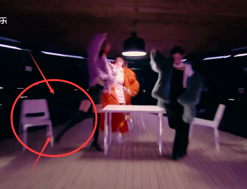 王丽坤|压抑的王丽坤彻底放飞有多可怕，舞台凳子直接遭踹飞