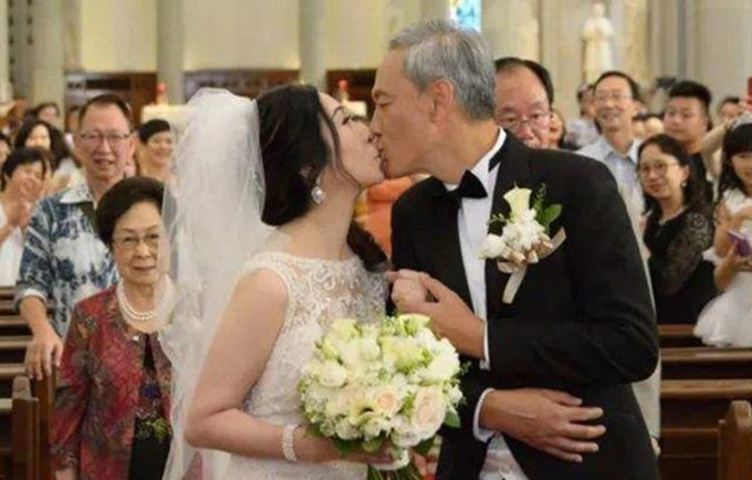 老戏骨|64岁老戏骨庆祝结婚2周年！两人黄昏恋加起来123岁，比偶像剧还甜