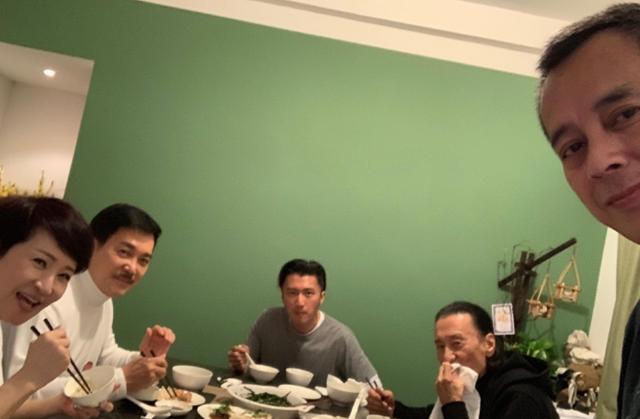 狄波拉|狄波拉谢贤携手离开赌王丧礼，抚摸后背不避嫌，现任老公被撇在后