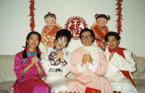 狄波拉|狄波拉谢贤携手离开赌王丧礼，抚摸后背不避嫌，现任老公被撇在后