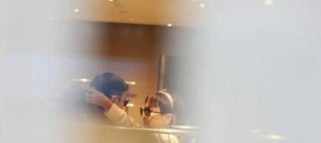 狄波拉|狄波拉谢贤携手离开赌王丧礼，抚摸后背不避嫌，现任老公被撇在后