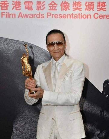 狄波拉|狄波拉谢贤携手离开赌王丧礼，抚摸后背不避嫌，现任老公被撇在后