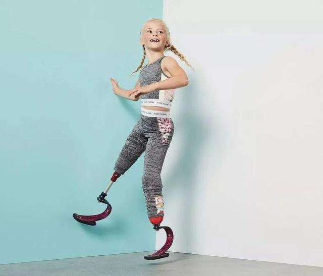 她9岁登上巴黎时装周这位无腿女孩火了惊艳了世人