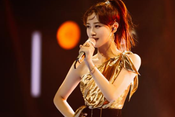 吴昕确实取得了明显的进步和变化,无论是唱歌还是跳舞,都很游刃有余