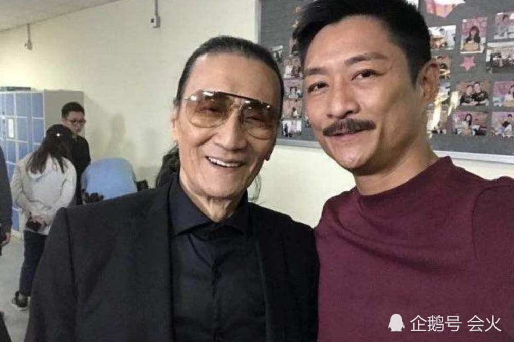 狄波拉|狄波拉谢贤携手离开赌王丧礼，抚摸后背不避嫌，现任老公被撇在后