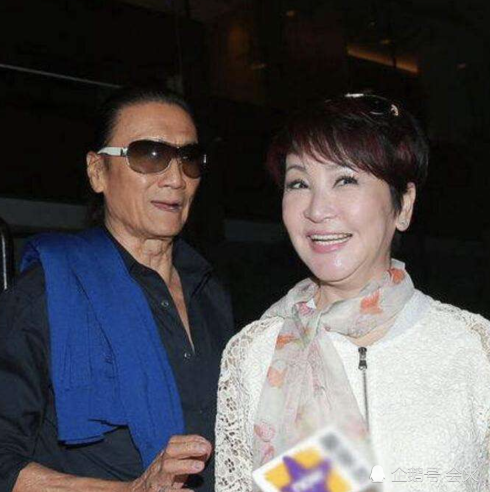 狄波拉|狄波拉谢贤携手离开赌王丧礼，抚摸后背不避嫌，现任老公被撇在后