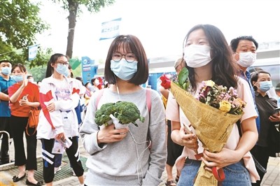 高考|走出考场收鲜花