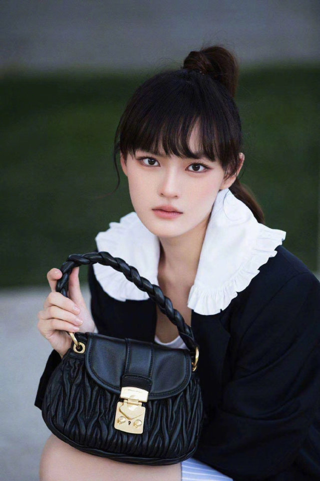 文淇真是有灵气,穿娃娃领撞色西装配手提包,还没成年就好霸气了