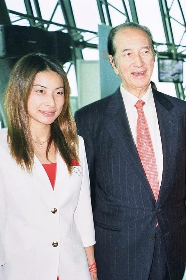 郭晶晶|郭晶晶露面支持霍启刚参选，笑靥如花重现昔日风采，夫妻十指紧扣超恩爱