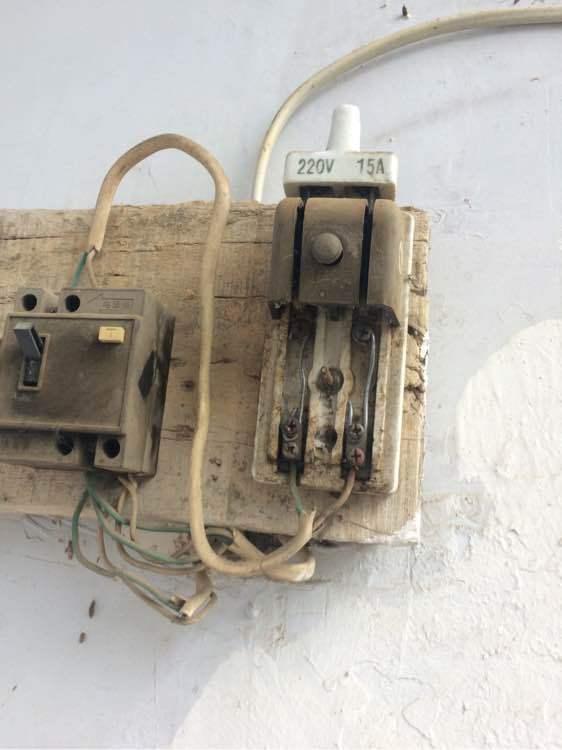 触电|人触电以后，怎么有时会被吸住，偶尔又会被弹开，原因是什么？