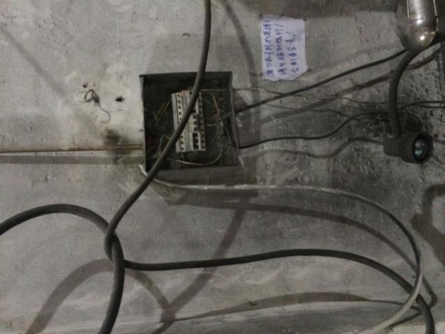 触电|人触电以后，怎么有时会被吸住，偶尔又会被弹开，原因是什么？