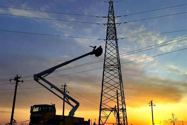 触电|人触电以后，怎么有时会被吸住，偶尔又会被弹开，原因是什么？