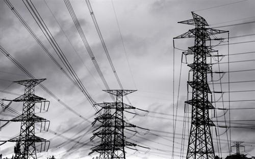 触电|人触电以后，怎么有时会被吸住，偶尔又会被弹开，原因是什么？