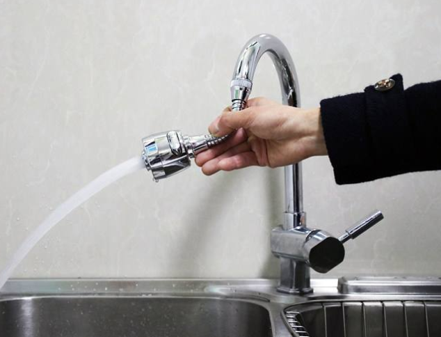 史上最费水的花洒 洗一次澡起码用一吨水 太奢侈了 腾讯新闻