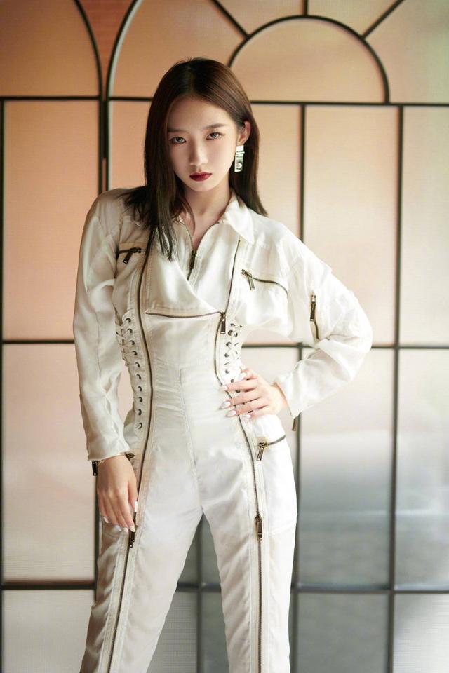 孟美岐拉链连体裤帅气十足变身街头机车少女尽情释放迷人气场