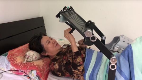 李靖敏|感动！海淀高三老师躺在床上上网课，背后故事令人动容……