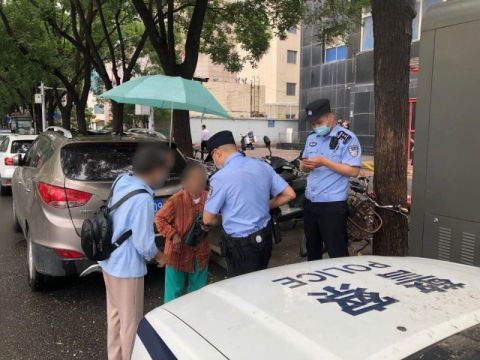 民警|雨中遇八旬迷路老人 民警靠陪聊“破案”