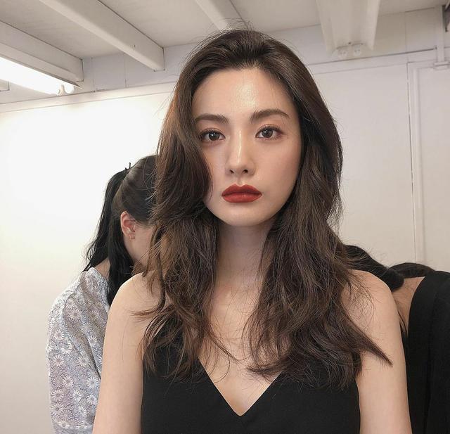 林珍娜|“全球第一美人”长这样？她这教科书般的穿搭，身材也很有看头