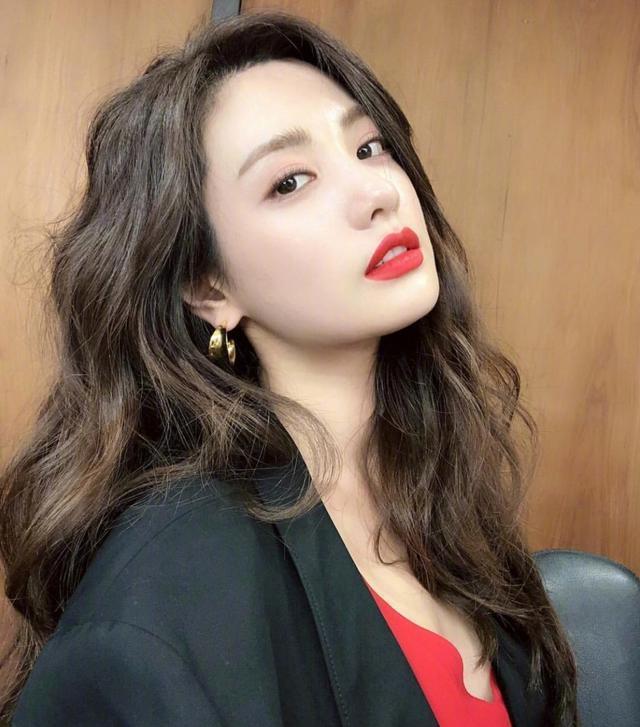 林珍娜|“全球第一美人”长这样？她这教科书般的穿搭，身材也很有看头