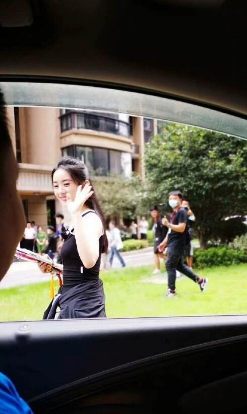赵丽颖|赵丽颖最新生图，穿紧身吊带似窈窕淑女，黄晓明当“护花使者”