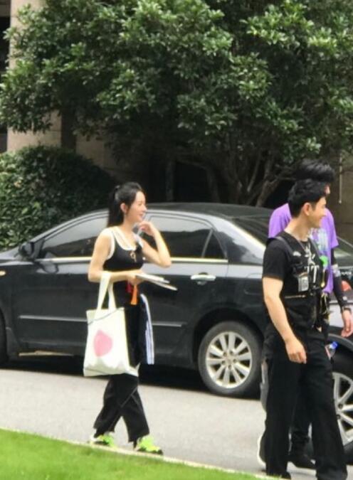 赵丽颖|赵丽颖最新生图，穿紧身吊带似窈窕淑女，黄晓明当“护花使者”