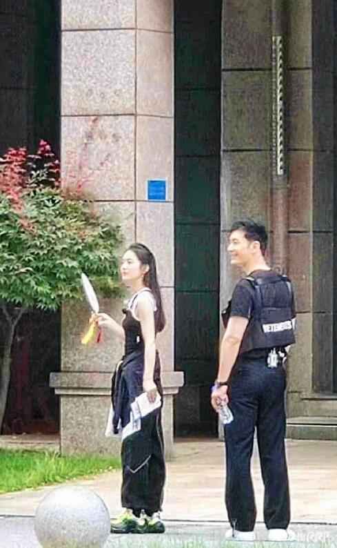 赵丽颖|赵丽颖最新生图，穿紧身吊带似窈窕淑女，黄晓明当“护花使者”