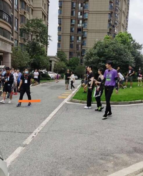 赵丽颖|赵丽颖最新生图，穿紧身吊带似窈窕淑女，黄晓明当“护花使者”